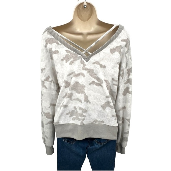 Derek Heart Neutral Camo Fuzzy Comfy Sweatshirt Size M - Picture 8 of 13